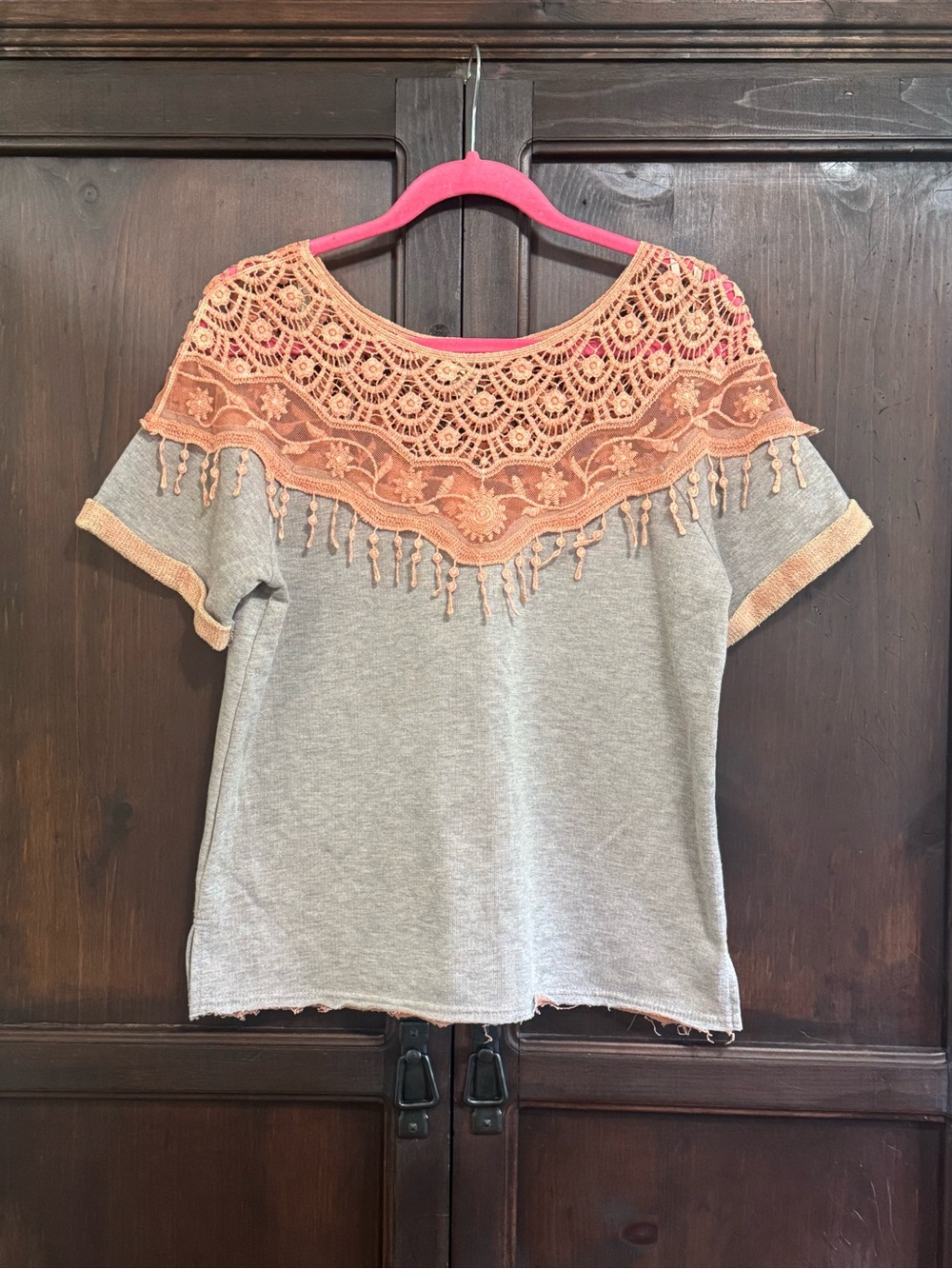 Gimmicks by BKE Women’s Gray Top with Peach Crochet Yoke Size Medium Boho
